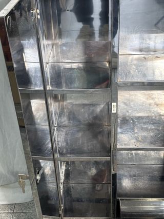 Vitrina de baño espejo de cristal y base de metal.