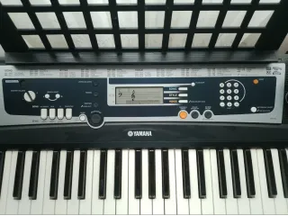 Teclado Yamaha Eléctrico con Soporte