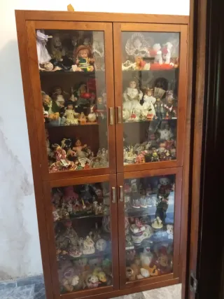 Colección de muñecas con expositor