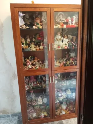 Colección de muñecas con expositor