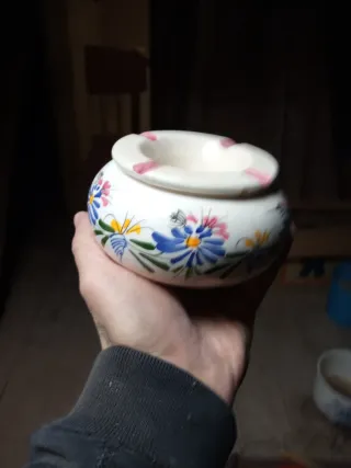 Antiguo cenicero de porcelana floral