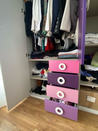 Armario juvenil blanco con detalles morados y rosa
