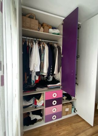 Armario juvenil blanco con detalles morados y rosa