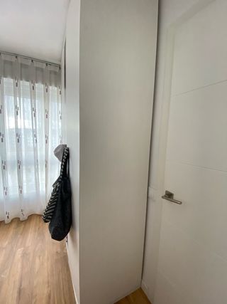 Armario juvenil blanco con detalles morados y rosa