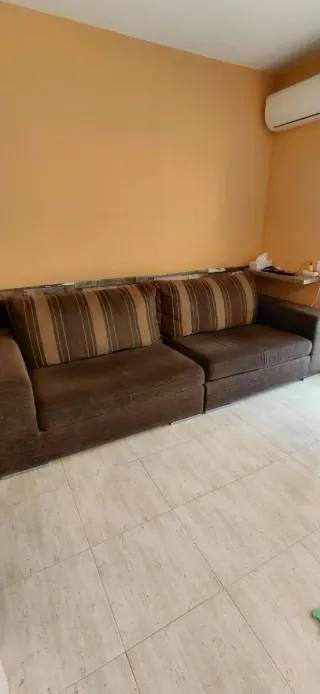 Sofá marrón de tela