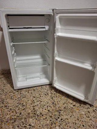 Nevera pequeña blanca