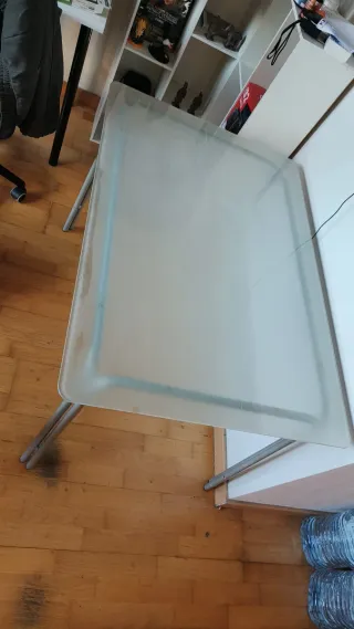 Mesa de comedor de cristal y metal. Medidas: 110 x