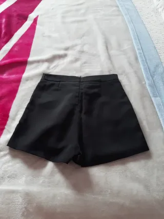 Falda pantalón negra con cadena