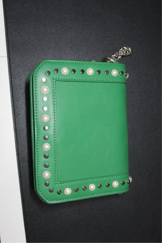 Bolso de mano verde con perlas y tachuelas