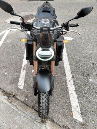 Moto Honda 650cc Negra. Limitada a carné A2