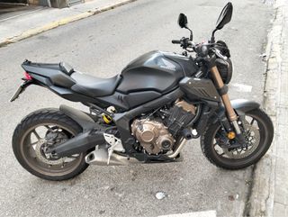 Moto Honda 650cc Negra. Limitada a carné A2