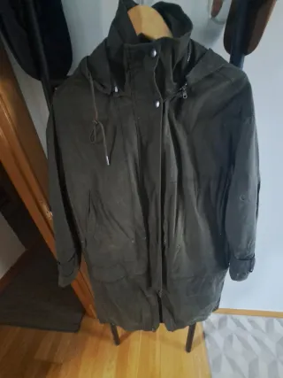 Chaqueta verde con capucha