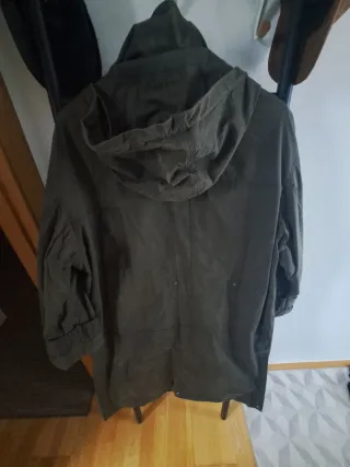 Chaqueta verde con capucha