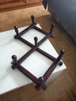 Perchero de madera marrón