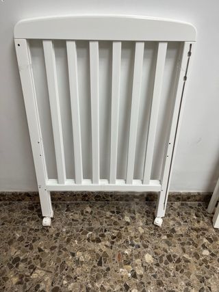 Cuna de madera blanca