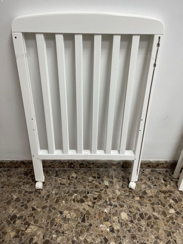 Cuna de madera blanca