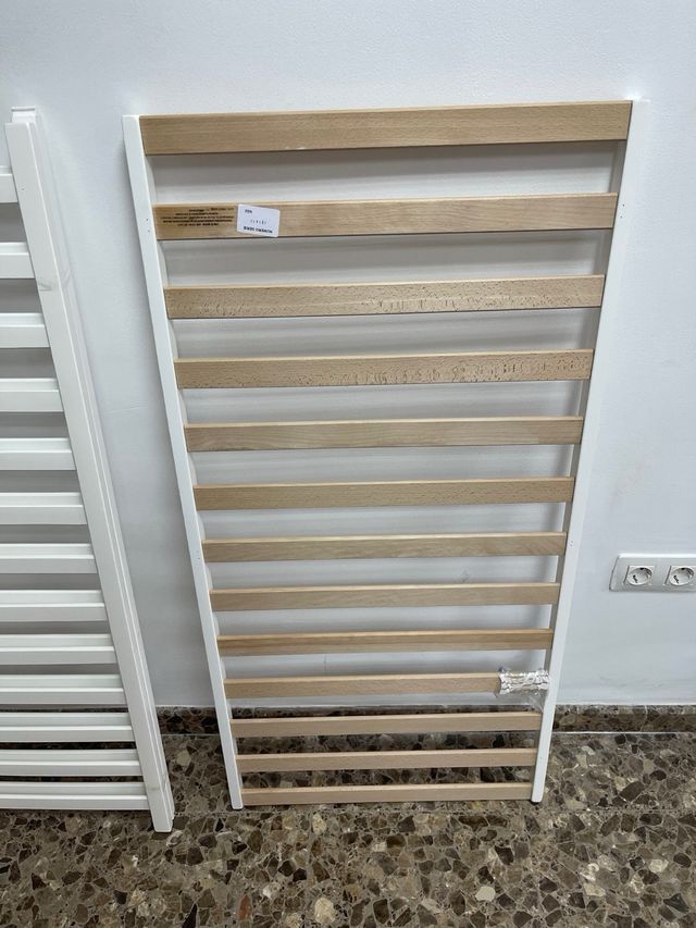 Cuna de madera blanca