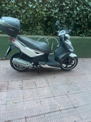 Moto Kymco con baúl
