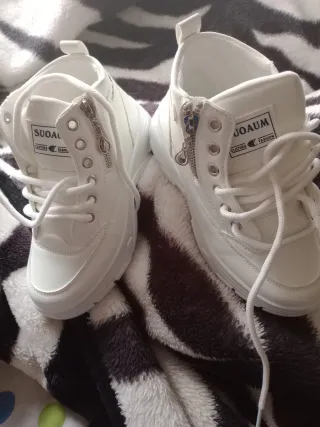 Zapatillas blancas sin estrenar T. 36-37