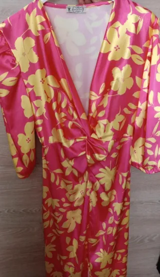 Vestido fucsia estampado floral amarillo