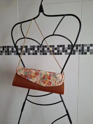 Bolso de mano marrón y multicolor