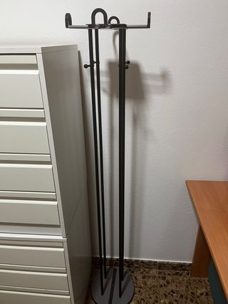 Perchero de pie metálico negro moderno