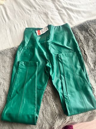 Pantalones verdes efecto piel