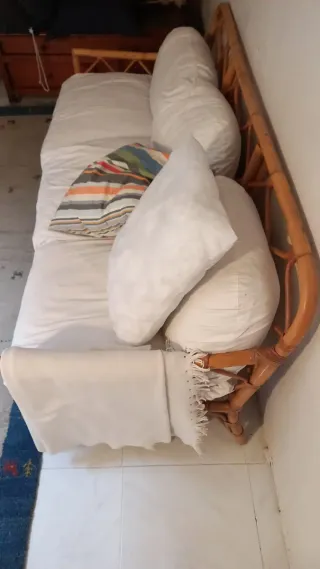 Sofá de mimbre y madera