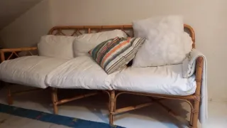 Sofá de mimbre y madera