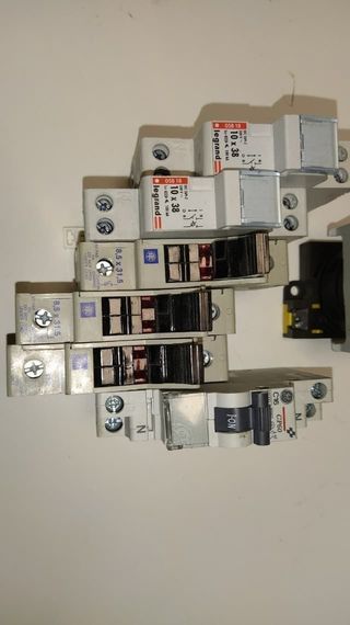 Lote material eléctrico: Interruptores y seccionad