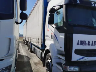 Camión rígido con remolque y trabajo