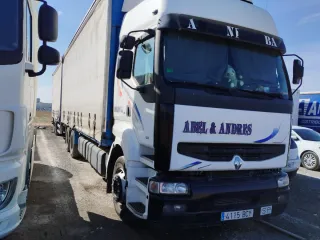 Camión rígido con remolque y trabajo