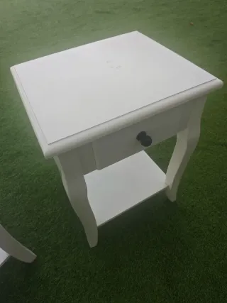 Mesita de noche blanca de madera