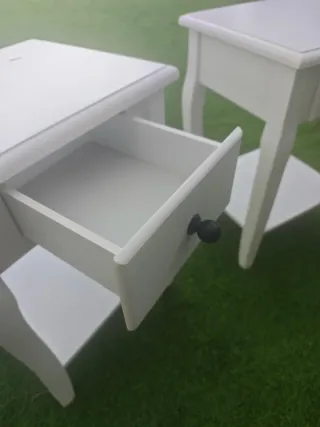 Mesita de noche blanca de madera