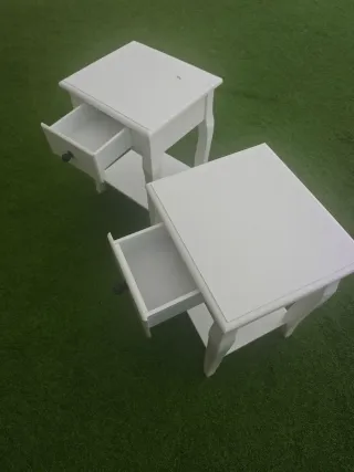 Mesita de noche blanca de madera