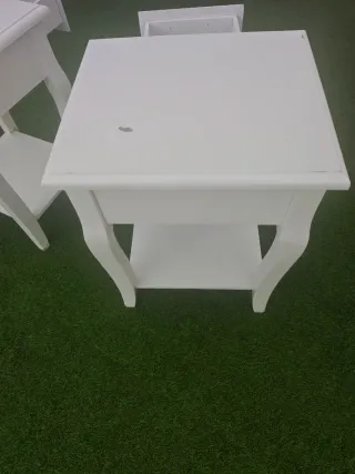 Mesita de noche blanca de madera