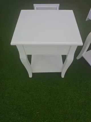 Mesita de noche blanca de madera