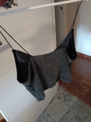 Top H&M tirantes brillo cuello desbocado