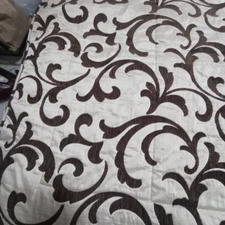 Colcha beige y marrón