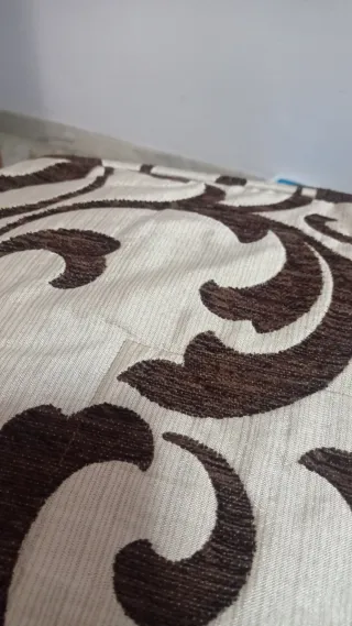 Colcha beige y marrón