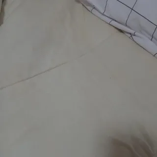 Colcha beige y marrón