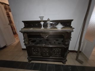 Conjunto Salón Antiguo Madera tallada y cuero.