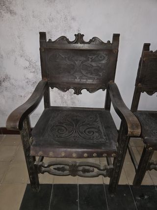 Conjunto Salón Antiguo Madera tallada y cuero.