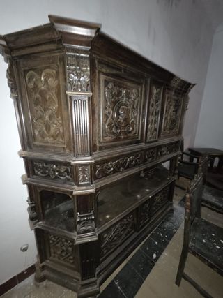 Conjunto Salón Antiguo Madera tallada y cuero.