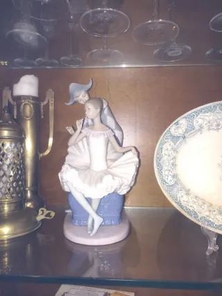 Figura de porcelana bailarina y arlequín