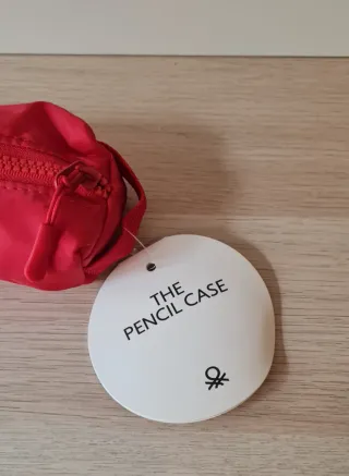 A ESTRENAR! Estuche Benetton Rojo
