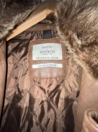 Chaqueta marrón con cuello de pelo