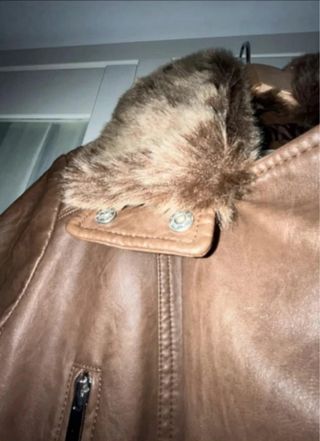 Chaqueta marrón con cuello de pelo