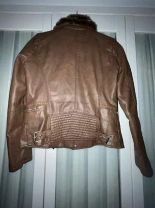 Chaqueta marrón con cuello de pelo