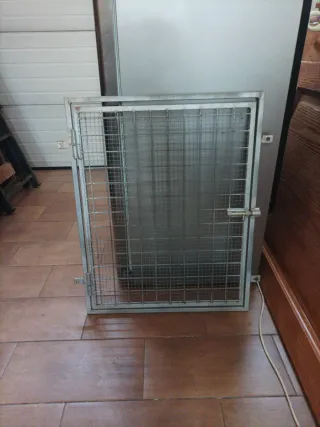 Puerta de metal con reja